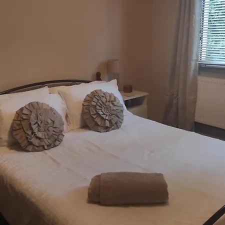 Проживание в семье Retreat By The Feale *
